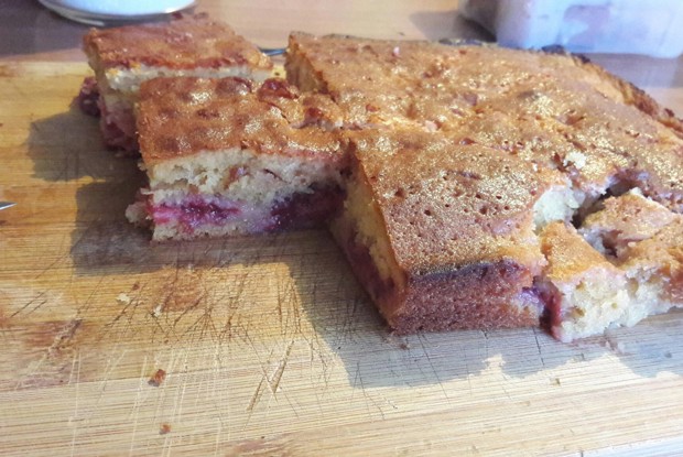 Заливной клубничный пирог