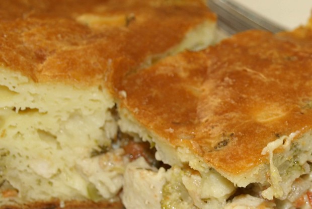 Заливной пирог с курицей и брокколи