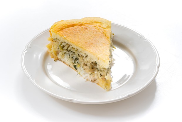Заливной пирог на кефире с рыбой и капустой