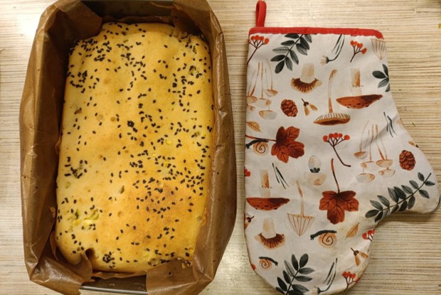 Заливной пирог с луком и яйцом