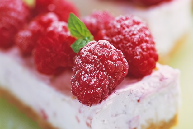 Замороженный миндально-малиновый пирог