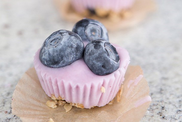 Замороженный йогурт с фруктами и ягодами