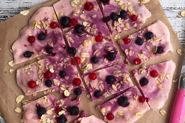 Замороженный йогурт с ягодами и овсянкой