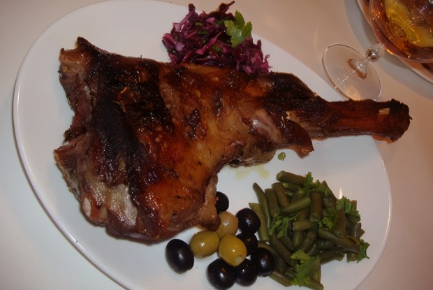 Запеченая баранина с чесноком и орегано