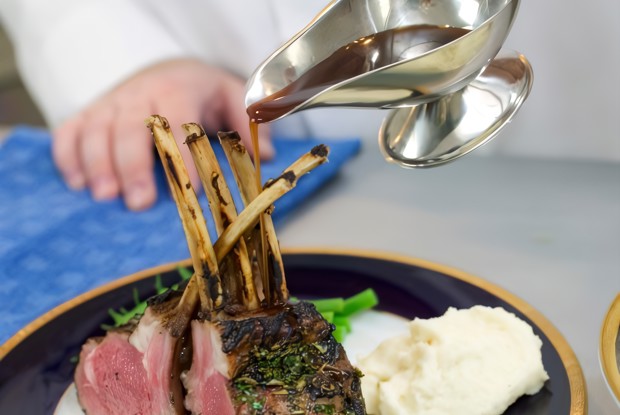 Запеченая баранина с корочкой из трав