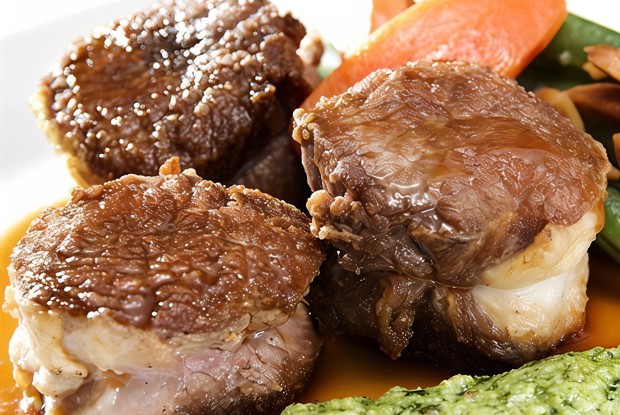 Запеченая баранина в лимонной корочке с мятно-миндальным песто