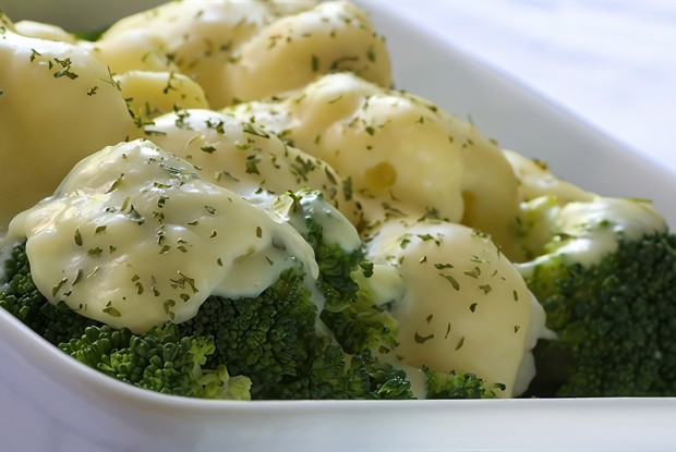 Запеченая брокколи с чесноком и пармезаном