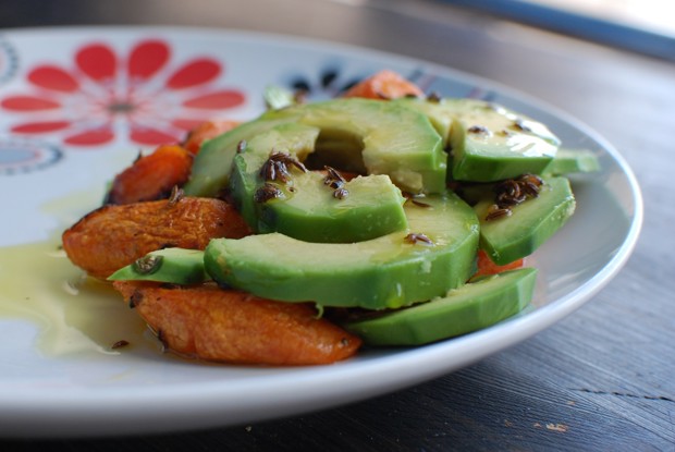 Запеченая морковь с авокадо и тмином