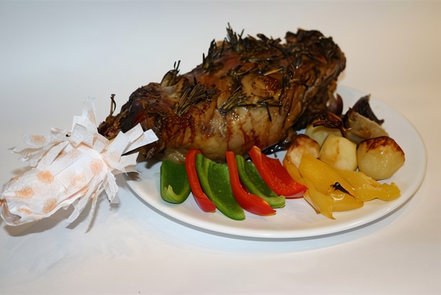 Запеченая нога ягненка