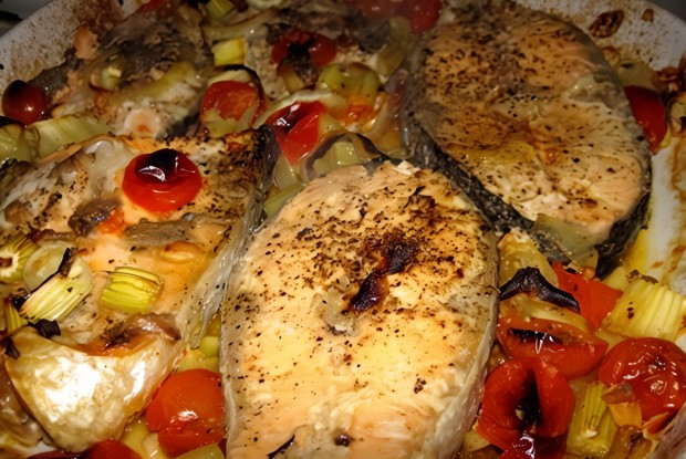 Запеченая семга с помидорами и сельдереем