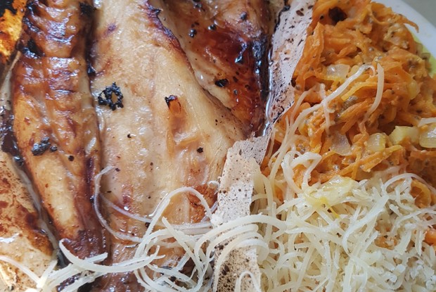 Запеченая теляпия с припущенной пряной морковью