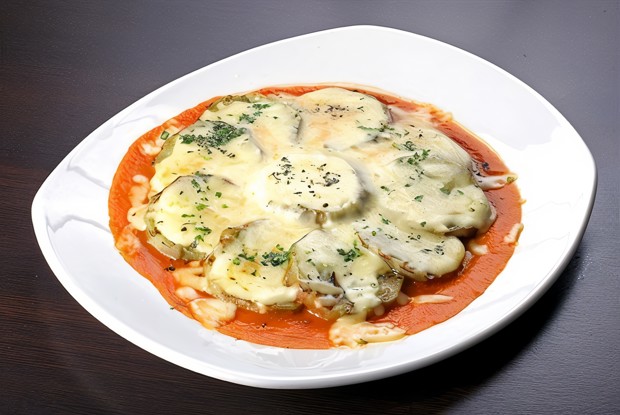 Запеченые баклажаны с травами, томатным соусом и пармезаном