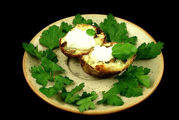 Запеченые половинки картофеля с листьями петрушки