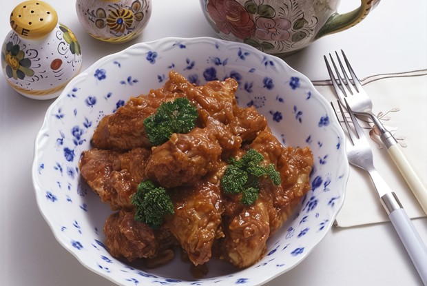 Запеченые золотистые куриные кусочки