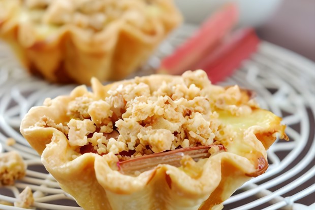 Запеченый десерт из клубники и ревеня с посыпкой из мацы