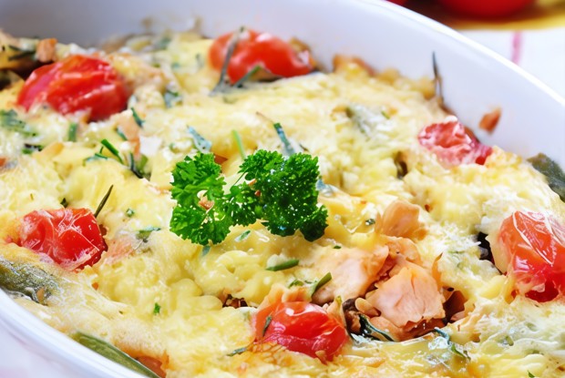 Запеченый лосось с картофелем, укропом и сливками