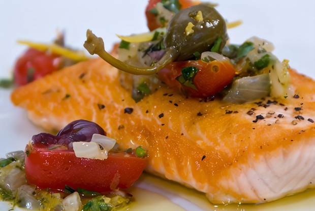 Запеченый лосось с томатами и маслинами