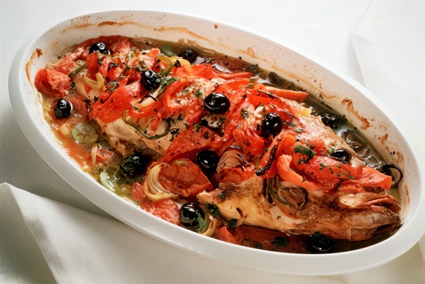 Запеченый окунь с томатами, апельсинами и шафраном