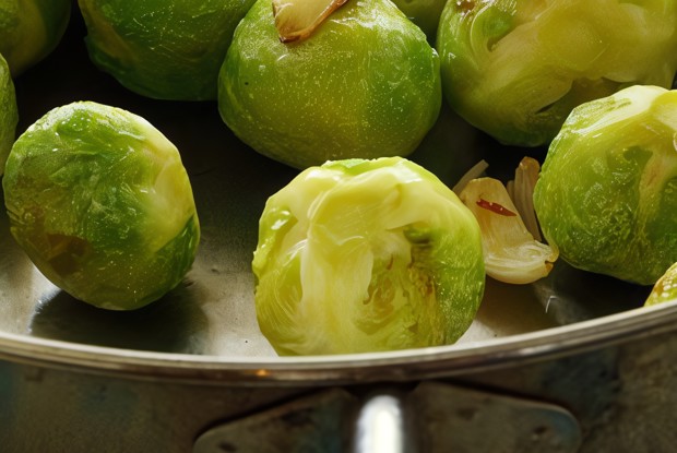 Запеченная брюссельская капуста с карамелизованным шалотом