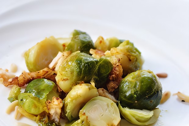 Запеченная брюссельская капуста в коричневом масле с фундуком