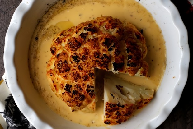 Запеченная целиком цветная капуста в сырно-пивном соусе