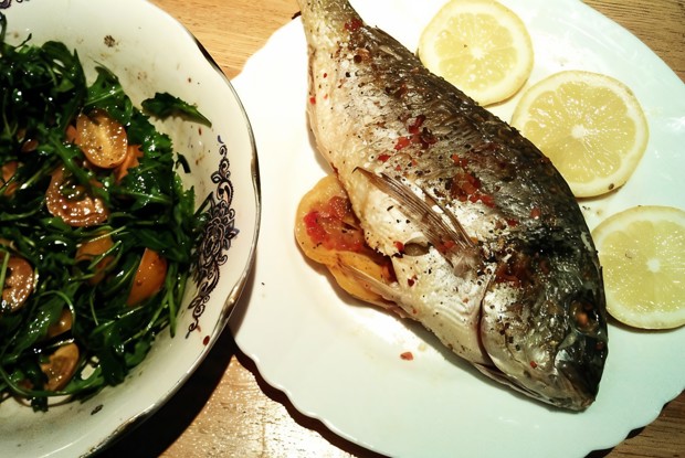Запеченная дорада с лимоном и ароматными травами