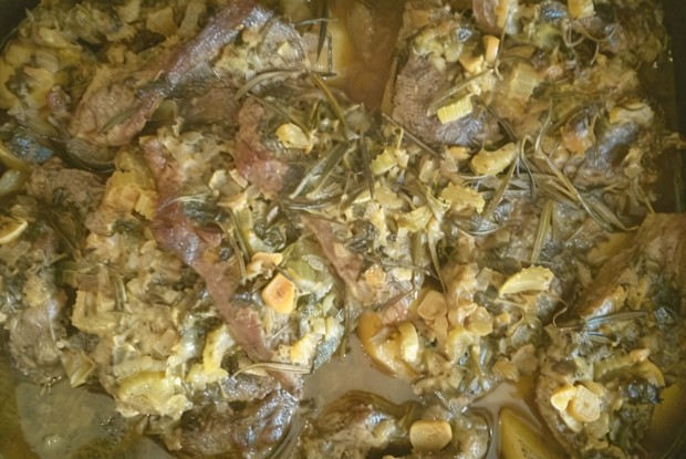 Запеченная говядина с картофелем и розмарином