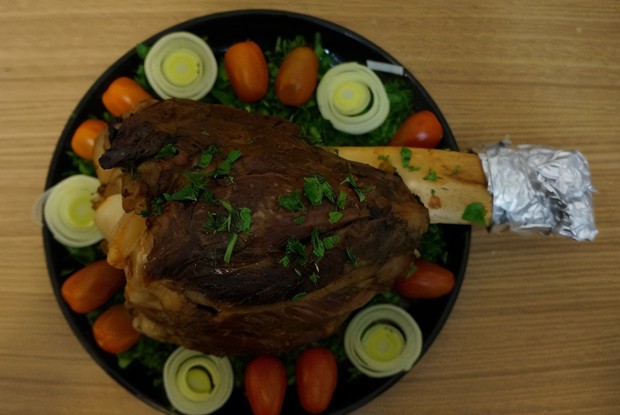 Запеченная говяжья рулька