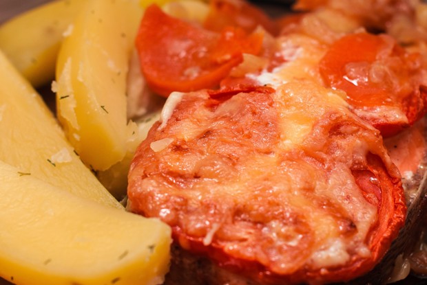Запеченная кета под сырной корочкой с картофелем
