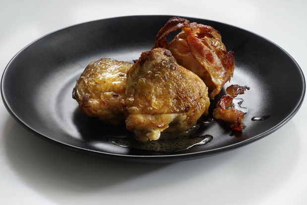 Запеченная курица с яблоками в беконе