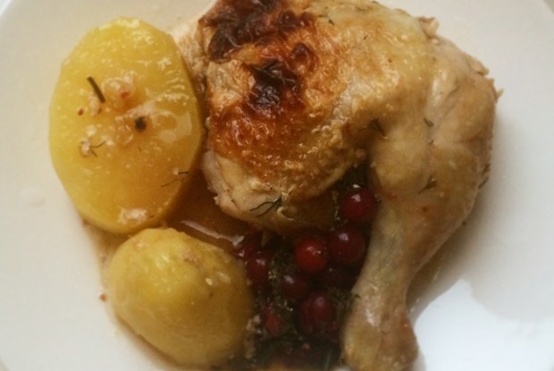 Запеченная курица с клюквой и укропом