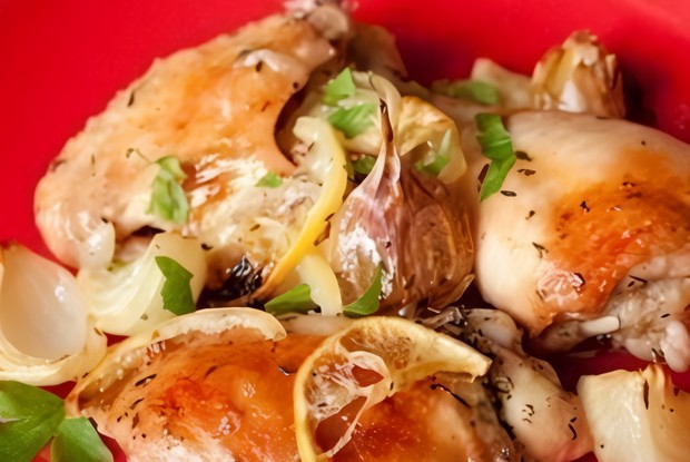 Запеченная курица с лимонами и белым вином