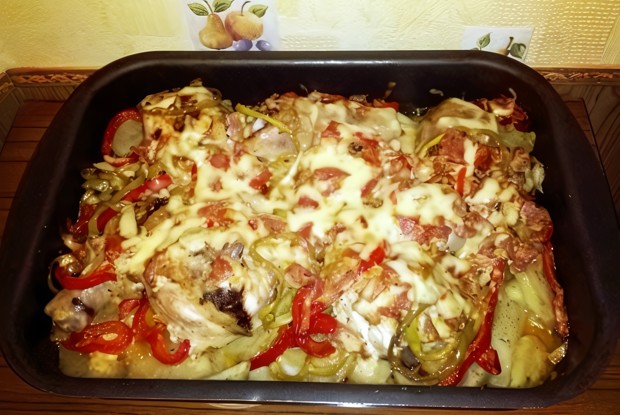 Запеченная курица в сливочном соусе с овощами и картофелем