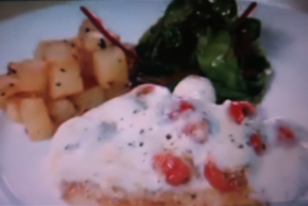 Запеченная куриная грудка под соусом из томатов, базилика и моцареллы