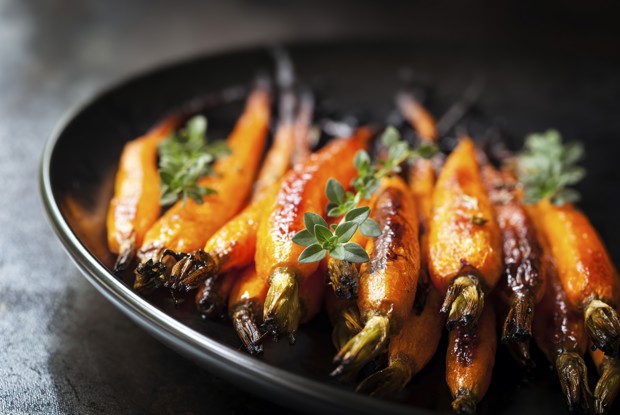 Запеченная молодая морковь с апельсиновым соком и имбирем