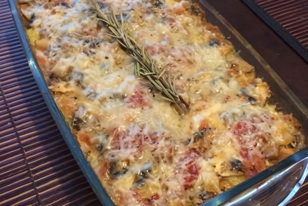 Запеченная полента с грибами, помидорами и моцареллой