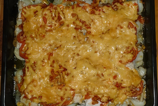 Запеченная рыба под овощами