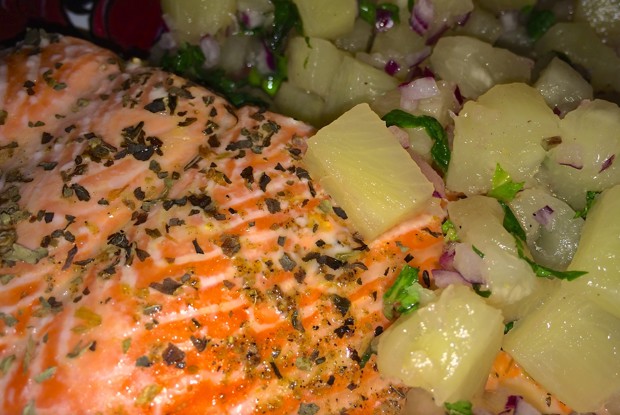 Запеченная семга с ананасовой сальсой