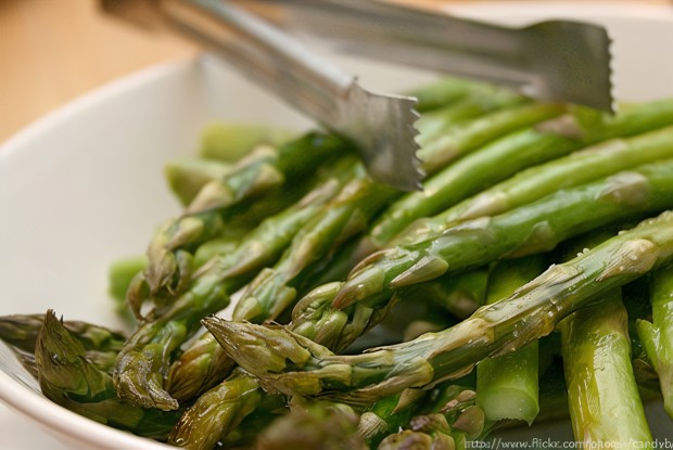 Запеченная спаржа с чесноком