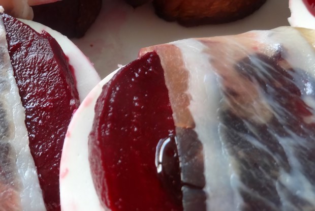 Запеченная свекла с козьим сыром и карамелью из бальзамического уксуса