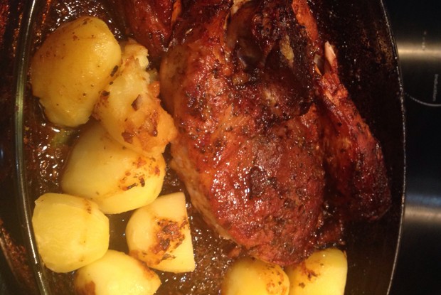 Запеченная свиная лопатка