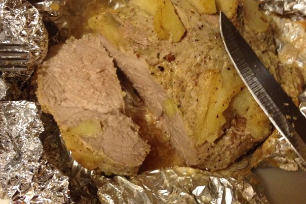 Запеченная свинина, фаршированная яблоками