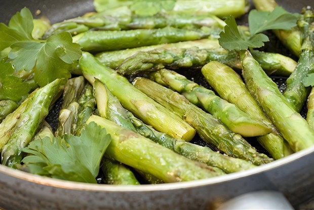 Запеченная в духовке спаржа с чесноком и миндалем