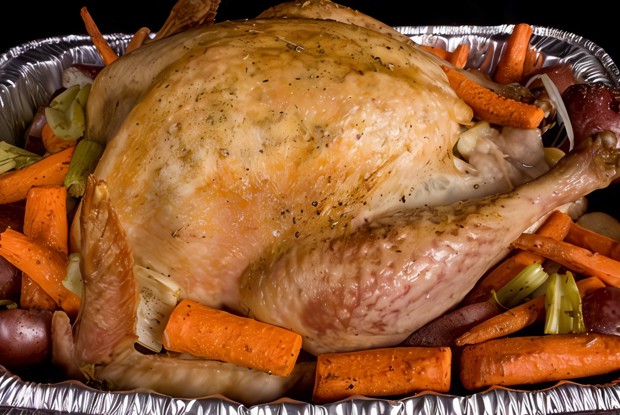 Запеченная в мешке индейка с сельдереем и луком