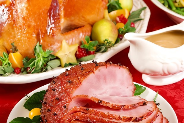 Запеченная ветчина с гвоздикой в глазури из апельсинового мармелада и хрена