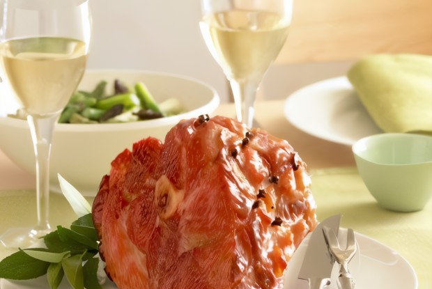 Запеченная ветчина в глазури из гуавы и рома