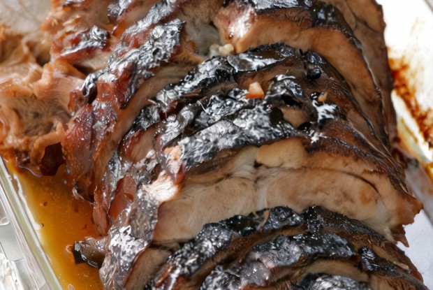 Запеченная ветчина в корочке из коричневого сахара и специй