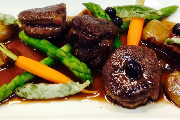 Запеченная вырезка оленины с винным соусом