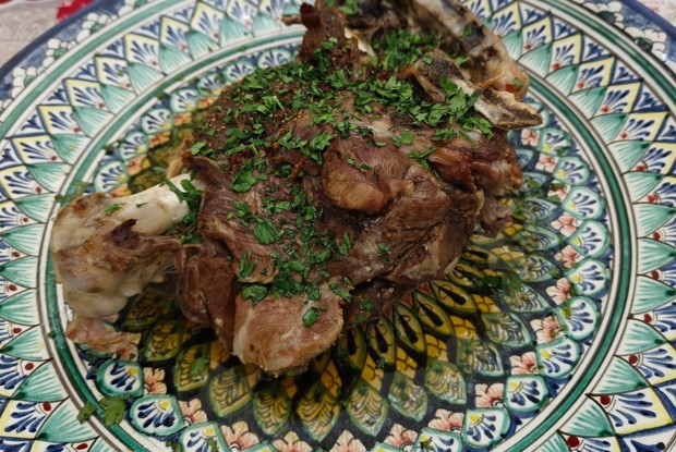 Запеченная баранья нога с чесноком