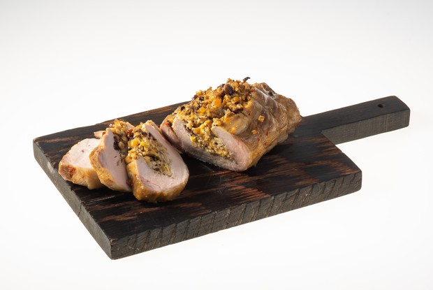 Запеченная буженина с яблоком и сухофруктами в апельсиновой глазури